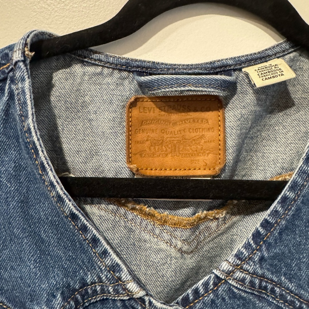 Levi’s Longline Denim Vest in Enchantment - Picture 7 of 8